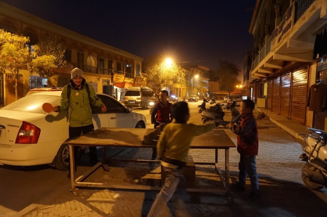 Ping pon z dzieciakami na ulicy