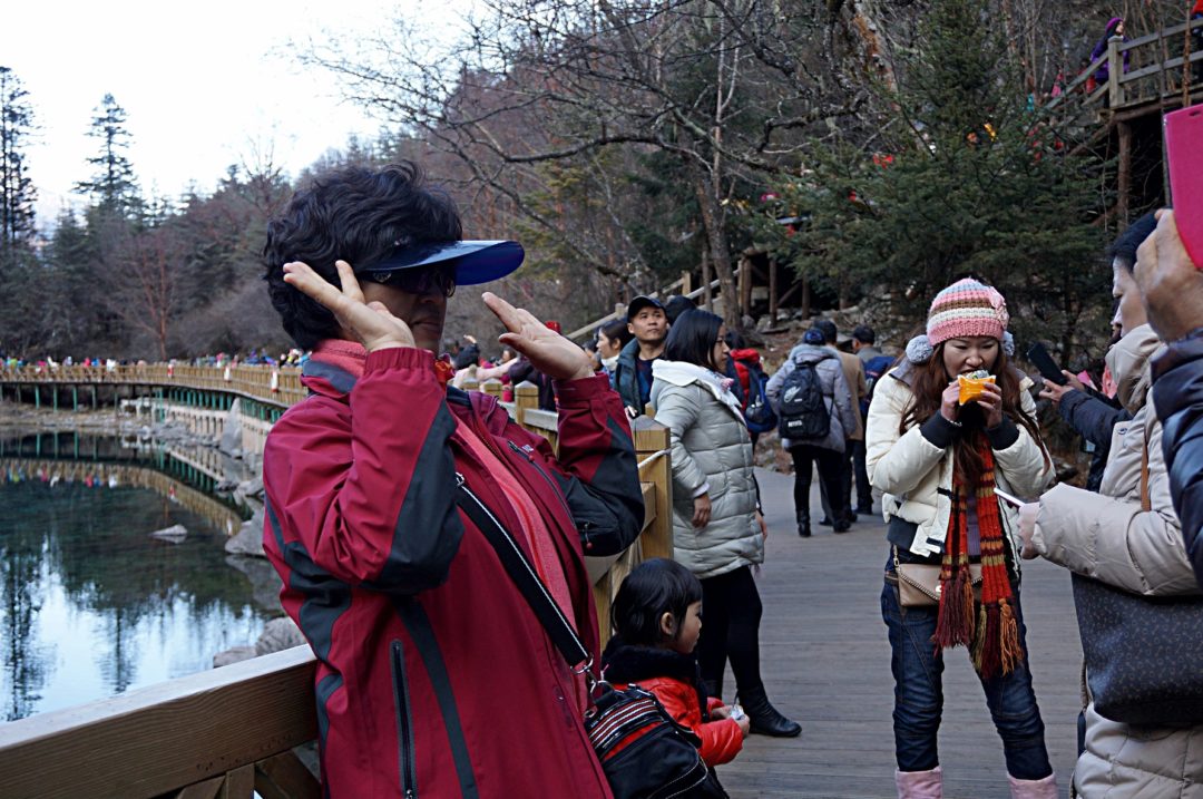 Chińska turystka Park Jiuzhaigou- Na Nowej Drodze Życia