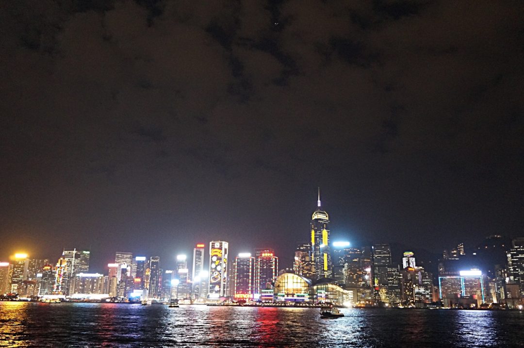 Hong Kong nocą- Na Nowej Drodze Życia