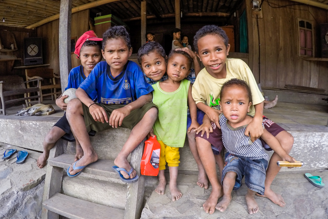 Dzieci na wyspie Flores w Indonezji