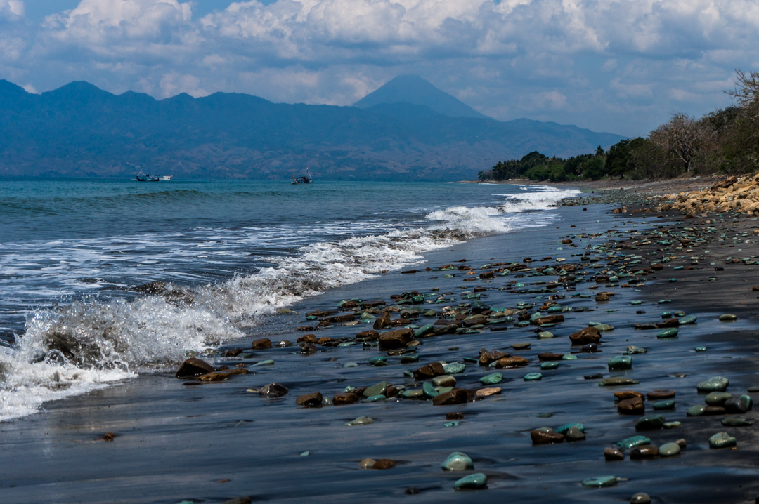 Flores co zobaczyć - Indonezja - Plaża z niebieskimi kamieniami