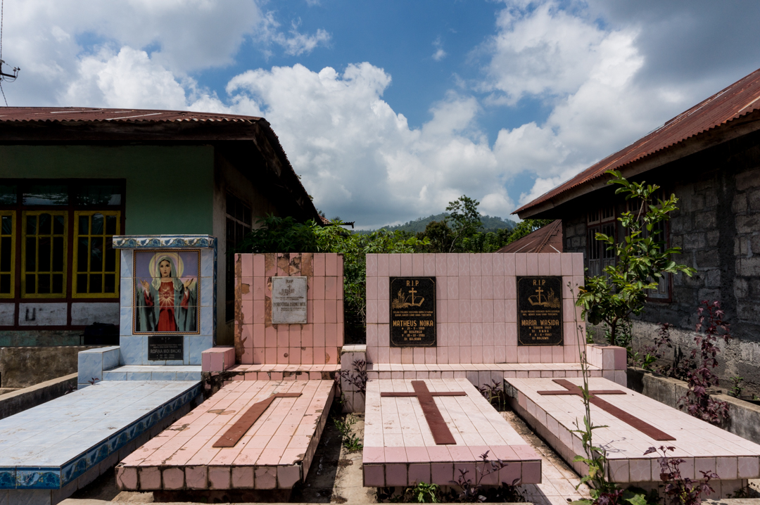 Groby na Flores w Indonezji - Flores co zobaczyć